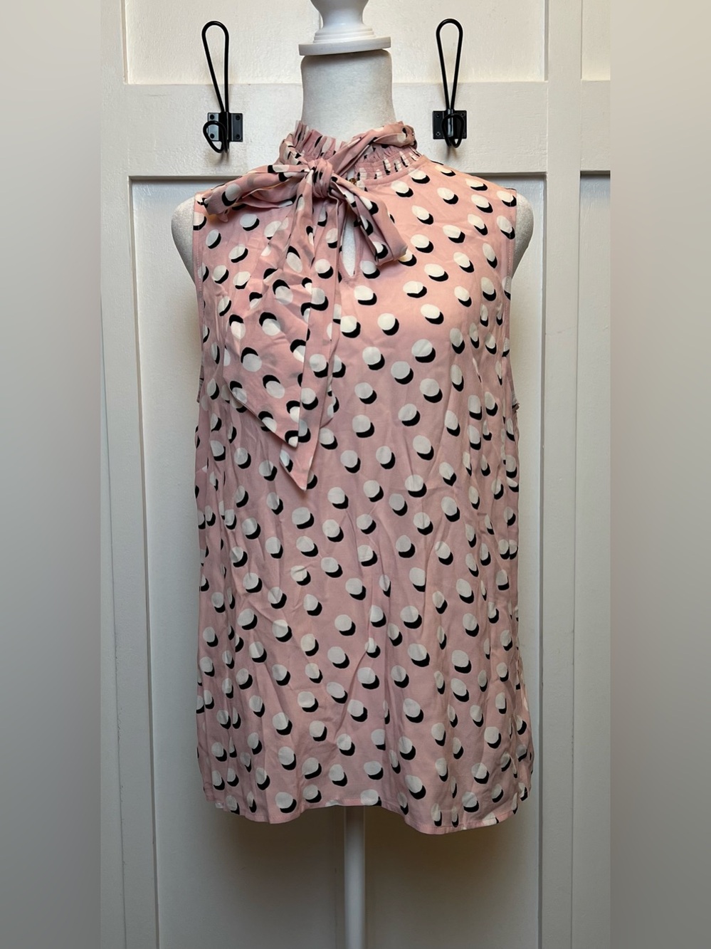 Talbots Siz Medium Sleeveless Blouse Polka Dot Top AOP Old Money Academia Preppy - Picture 2 of 9